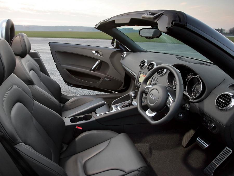 Интерьер Audi TT Roadster (8J) 2007 года  (UK) (фото 7 из 14)